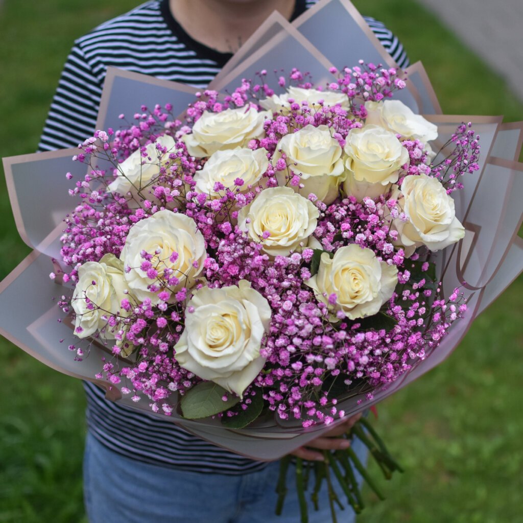 Gėlės moterims baltos rožės ir rožinės gipsofilijos